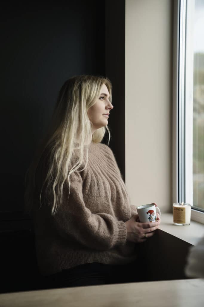 Bilde av Tanya Solland Johnsen som kikker ut av vinduet