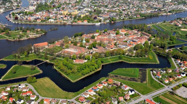 Luftfoto av Fredrikstad omgitt av vann.