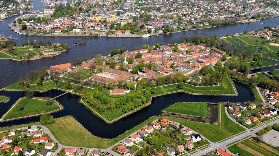 Luftfoto av Fredrikstad omgitt av vann.