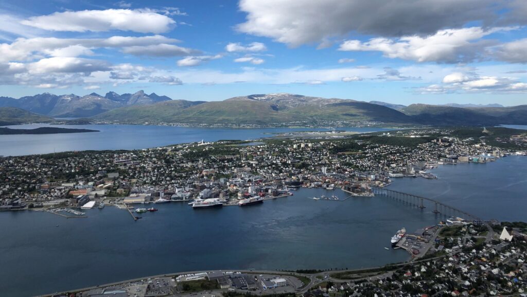 Oversiktsbilde av Tromsø by omgitt av fjorder og fjell.