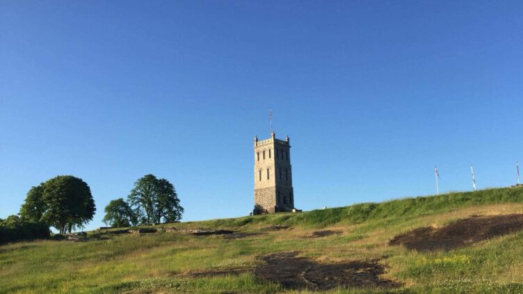 Tårnet på Slottsfjellet under en blå himmel.