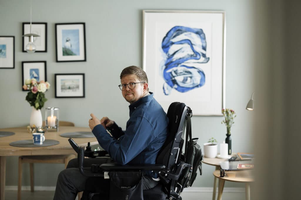 Bjarni Dagbjartsson sitter i rullestolen og kikker mot kamerat
