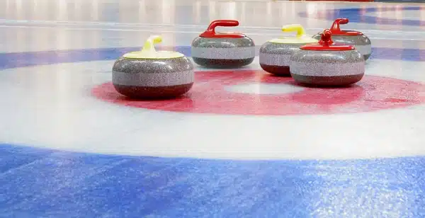 Ung-gruppa skal spille Curling.