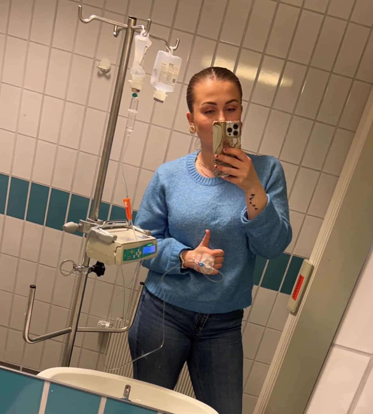 Bilde av Helle Øyan Borsodi som poserer med intravenøs behandling på rehabilitering.