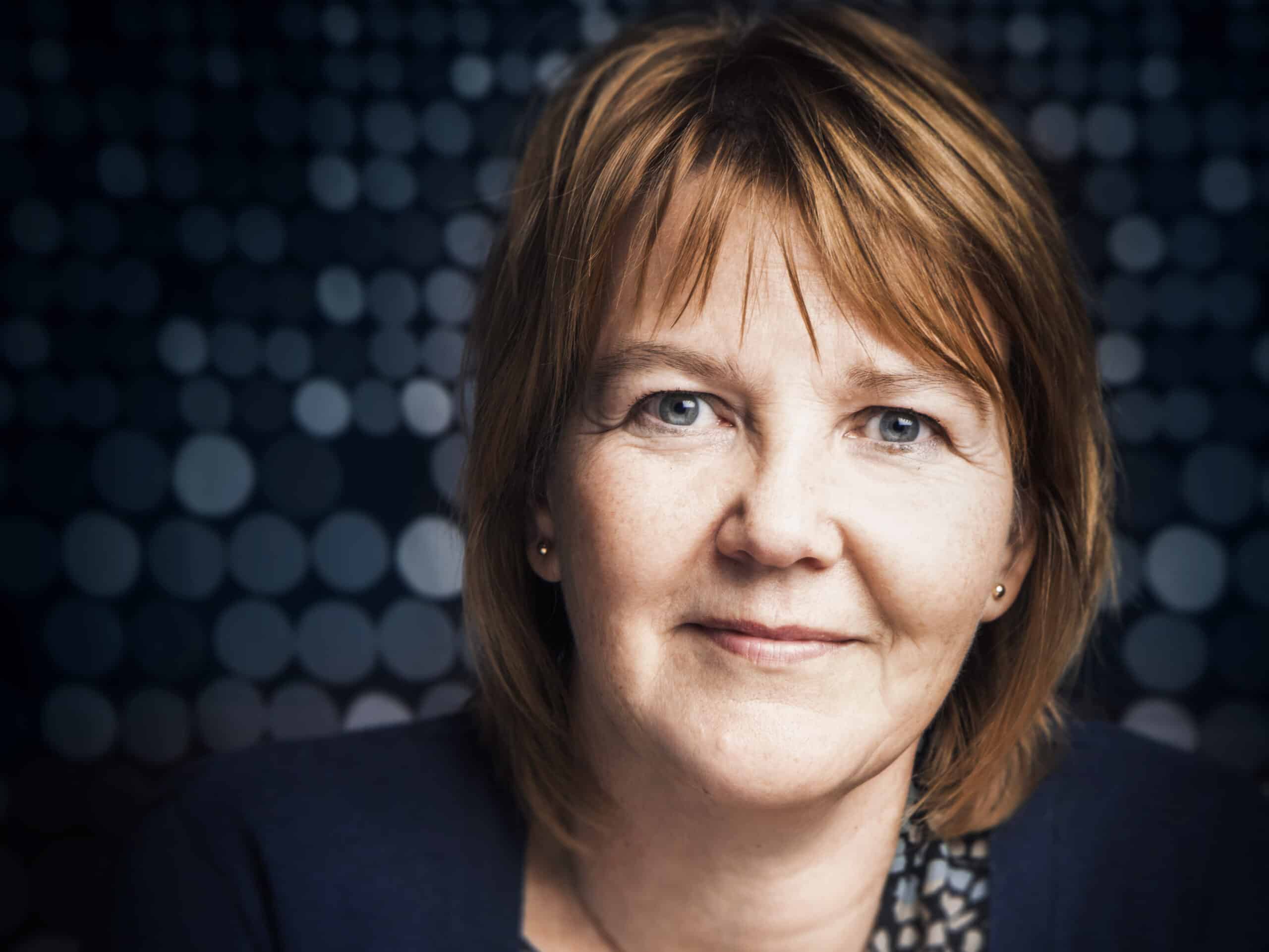 Portrettfoto av Heidi Elnæs, samfunnskontakt ved MS-senteret. Hun jobber med rehabilitering.